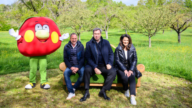 Umweltminister Thorsten Glauber, Ministerpräsident Dr. Markus Söder und Landwirtschaftsministerin Michaela Kaniber (v.l.n.r.) auf den Burgbernheimer Streuobstwiesen.