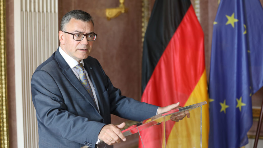 Staatsminister Dr. Florian Herrmann h&auml;lt eine Rede.