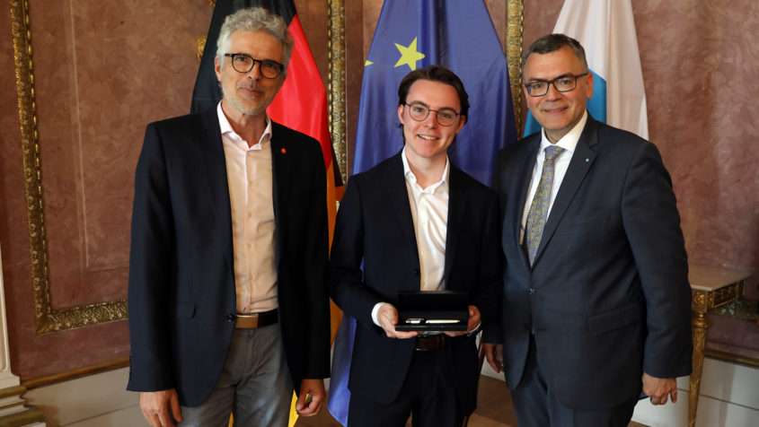 Valentin Schwer wurde im Bereich "Arbeitswelt" f&uuml;r sein Projekt "Kann man den Mahlgrad einer Kaffeebohne &uuml;ber die Dichte bestimmen?" ausgezeichnet.