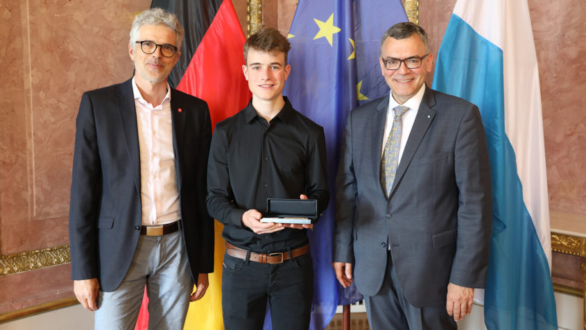 Finn Rudolph wurde f&uuml;r sein Projekt "Parametrisierung von Pollards Rho-Methode" im Bereich "Mathematik und Informatik" geehrt.