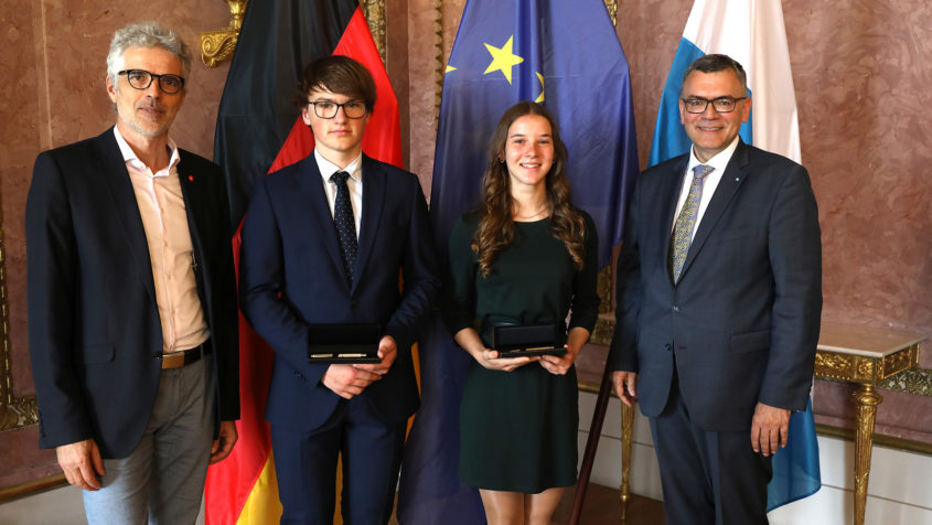 Im Bereich "Physik" wurden Anton Bernotat, Julia M&uuml;hlbacher und Lena Keil f&uuml;r ihr Projekt "Bahnablenkung von rollenden Magnetkugeln durch das Erdmagnetfeld &ndash; Teil II" geehrt.