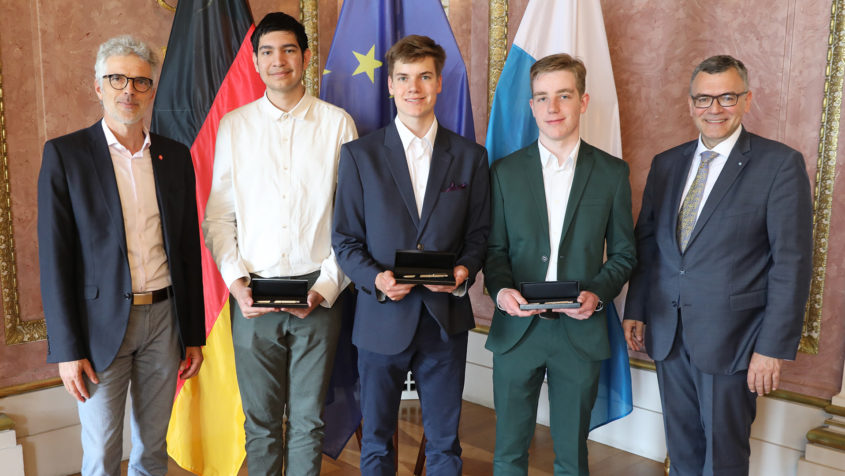 Der Sonderpreis des Bayerischen Staatsministeriums f&uuml;r Unterricht und Kultus f&uuml;r den Landessieg f&uuml;r das beste interdisziplin&auml;re Projekt: "Plastik war gestern?" ging an Jonas Fr&ouml;hlich, Felix Lober und Kaan Ucar.