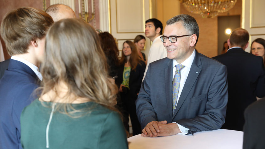 Im Gespr&auml;ch: Staatsminister Dr. Florian Herrmann mit den Landessiegern.