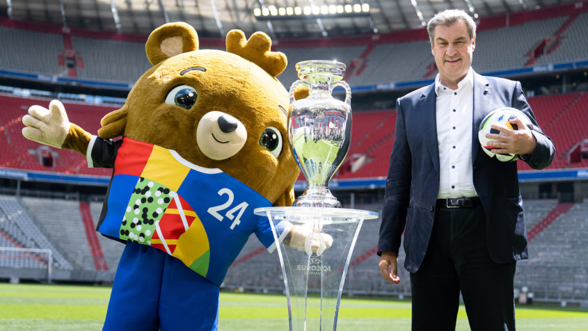 Das Maskottchen der EURO 2024, Alb&auml;rt (links), und Ministerpr&auml;sident Dr. Markus S&ouml;der (rechts).