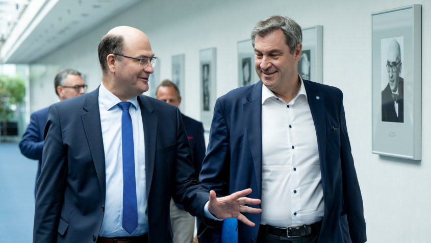 Finanzminister Albert F&uuml;racker (links) im Gespr&auml;ch mit Ministerpr&auml;sident Dr. Markus S&ouml;der (rechts).