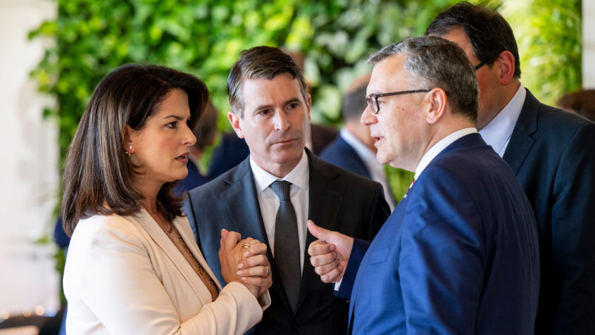 Landwirtschaftsministerin Michaela Kaniber, Europaminister Eric Bei&szlig;wenger und Staatskanzleiminister Dr. Florian Herrmann (v.l.n.r.) im Austausch.