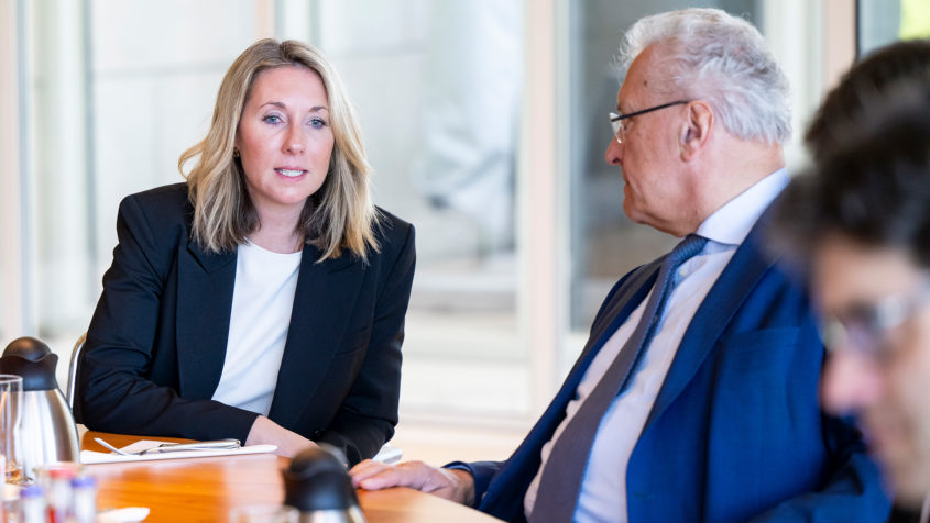 Kultusministerin Anna Stolz (links) im Gespr&auml;ch mit Innenminister Joachim Herrmann (rechts).