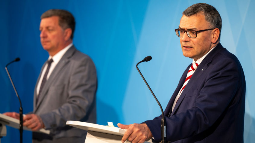 Die Pressekonferenz mit Staatskanzleiminister Dr. Florian Herrmann (rechts) und Bauminister Christian Bernreiter (links) findet im Foyer des Prinz-Carl-Palais statt.