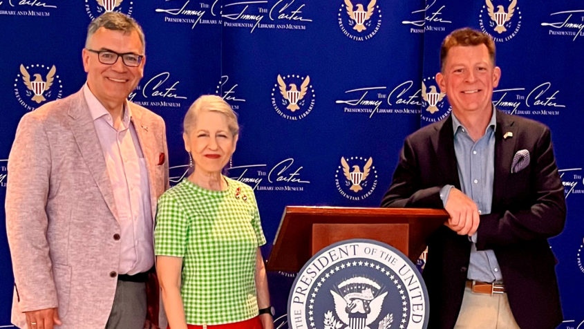 Staatsminister Dr. Florian Herrmann (links) und US-Generalkonsul Timothy Liston (rechts) in der Jimmy Carter Presidential Library.