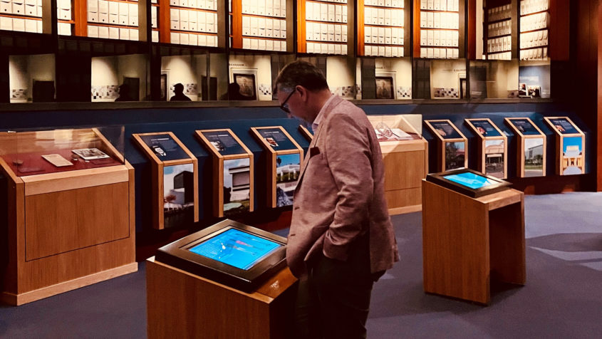 Staatsminister Dr. Florian Herrmann bei einem Rundgang in der Jimmy Carter Presidential Library.