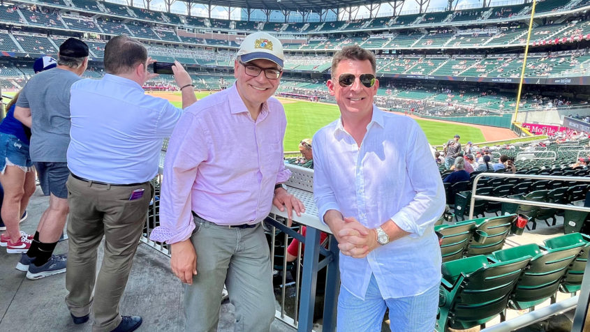 Staatsminister Dr. Florian Herrmann (links) und US-Generalkonsul Timothy Liston (rechts) bei einem Baseball-Match der Atlanta Braves vs. Washington Nationals am Memorial Day.