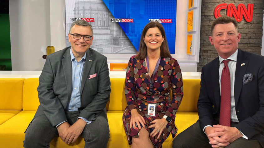 Medienminister Dr. Florian Herrmann (links) und US-Generalkonsul Timothy Liston (rechts) zu Besuch bei CNN in Atlanta.