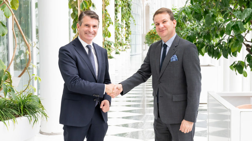 Europaminister Dr. Eric Beißwenger (links) begrüßt den Generalkonsul der Hellenischen Republik, Dr. Vassilios Gouloussis (rechts), in der Staatskanzlei.