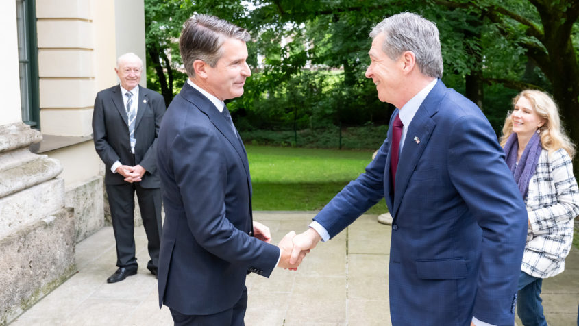 Staatsminister Eric Beißwenger (links) begrüßt den Gouverneur von North Carolina, Roy Cooper (rechts), vor dem Prinz-Carl-Palais.