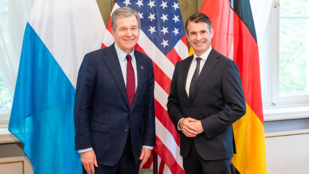 Der Gouverneur von North Carolina, Roy Cooper (links), und Staatsminister Eric Beißwenger (rechts).