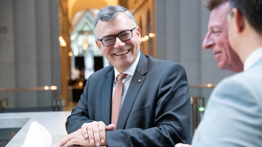 Staatsminister Dr. Florian Herrmann im Gespr&auml;ch.