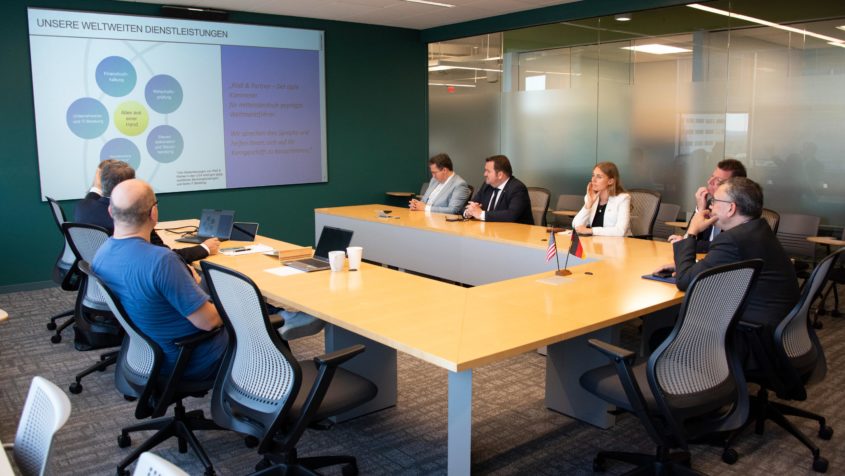 "R&ouml;dl & Partner ist seit Jahrzehnten hilfreicher Partner der Unternehmen und bietet u.a. am Standort Atlanta mit WP, Steuerberatung etc. ein umfassendes Portfolio, das auf den Bedarf in den USA zugeschnitten ist." - Staatsminister Dr. Florian Herrmann.