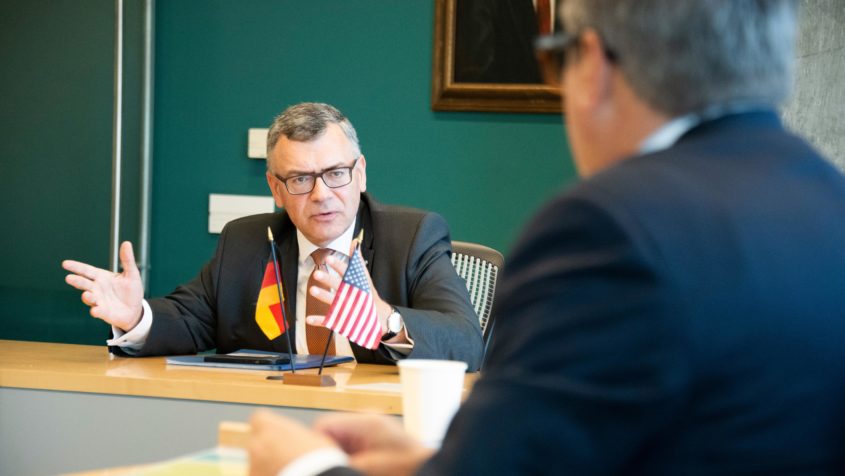 Staatsminister Dr. Florian Herrmann: &bdquo;R&ouml;dl & Partner - stark an der Seite des deutschen Mittelstands in den USA🇺🇸: Der US-amerikanische Markt bietet einzigartige Chancen f&uuml;r deutsche und bayerische Unternehmen. Nicht nur DAX-Unternehmen wie BMW oder Siemens, auch der Mittelstand ist stark vertreten und &uuml;berzeugt die B&uuml;rgerinnen und B&uuml;rger von Qualit&auml;t 'made in Germany'.&ldquo;
