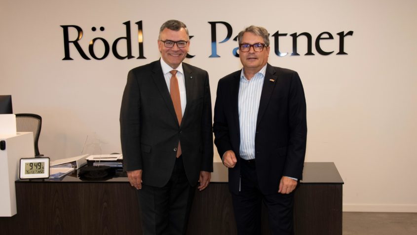 Besuch bei R&ouml;dl & Partner in Atlanta: Staatsminister Dr. Florian Herrmann (links) mit Principal Gerhard Schneiders (rechts).