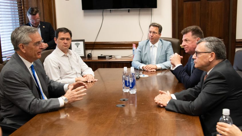 Im Gespr&auml;ch: Staatsminister Dr. Florian Herrmann (rechts) mit dem Secretary of State von Georgia, Brad Raffensperger (links).