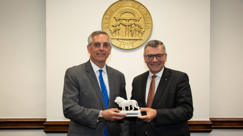 Der Secretary of State des US-Bundesstaates Georgia, Brad Raffensperger (links), und Staatsminister Dr. Florian Herrmann (rechts).