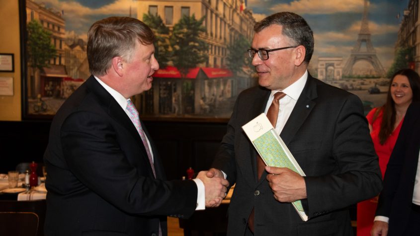 Der Commissioner des Georgia Department of Economic Development, Pat Wilson (links), und Staatsminister Dr. Florian Herrmann (rechts).