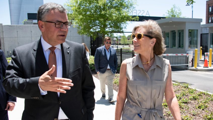 Besuch der Assembly Studios in Doraville, Georgia: Staatsminister Dr. Florian Herrmann (links) im Gespr&auml;ch mit Vice President of Studio Operations for Universal Production Services at Assembly Studios, Beth Talbert (rechts).