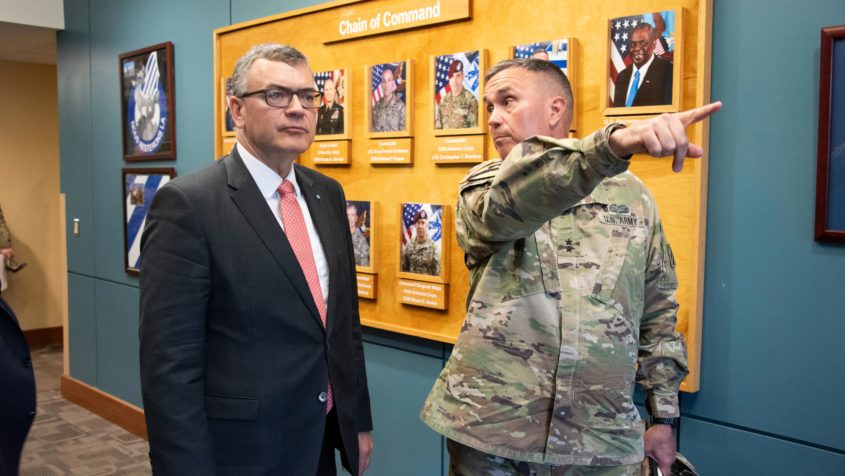 "Bayern tr&auml;gt mit seinen strategisch wichtigen Milit&auml;r-Standorten dazu bei, US Army, Bundeswehr und Allierten beste Bedingungen f&uuml;r den gemeinsamen Einsatz f&uuml;r Frieden und Sicherheit zu bieten." - Staatsminister Dr. Florian Herrmann.