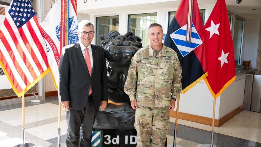 Besuch der 3rd Infantry Division der U.S. Army in Fort Stewart: Staatsminister Dr. Florian Herrmann (links) wird von Major General Christopher Norrie (rechts) begr&uuml;&szlig;t.