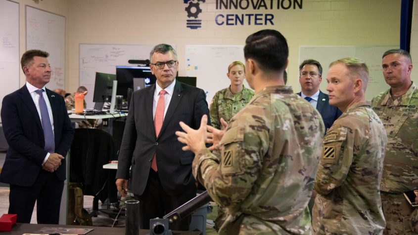 Staatsminister Dr. Florian Herrmann: "Innovation ist immer ein Gewinn, im Milit&auml;r kann neues Denken den Unterschied machen und Leben retten. Das Marne Innovation Center in Fort Stewart ist Paradebeispiel daf&uuml;r, wie aus cleveren Ideen der Soldatinnen und Soldaten &bdquo;inhouse&ldquo; wertvolle L&ouml;sungen f&uuml;r die U.S. Army entstehen. Auch in Bayern setzen wir auf eine intensivere Zusammenarbeit zwischen den wehrtechnischen Dienststellen der Bundeswehr, ziviler Forschung und Unternehmen der Sicherheits- und Verteidigungsindustrie. Das erh&ouml;ht unsere Sicherheit und schafft neue Arbeitspl&auml;tze."