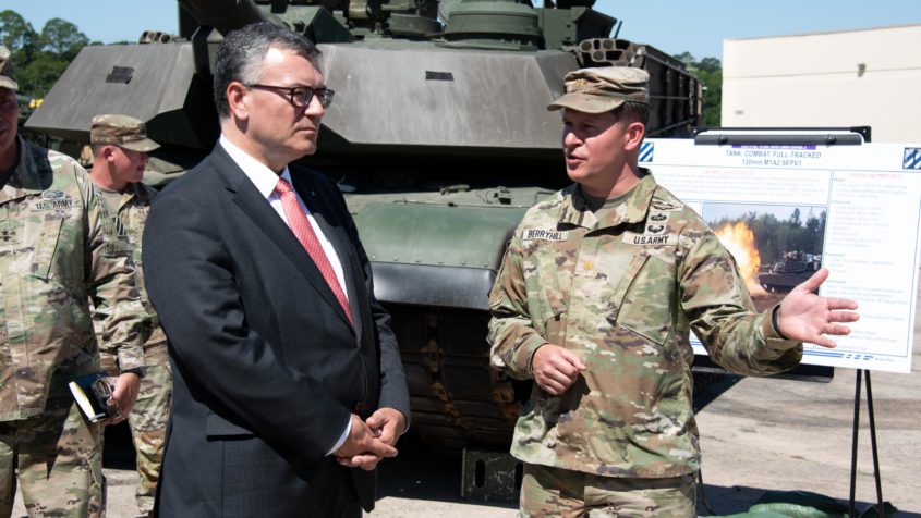 Staatsminister Dr. Florian Herrmann bei der Besichtigung neuer Gefechtsfahrzeuge.