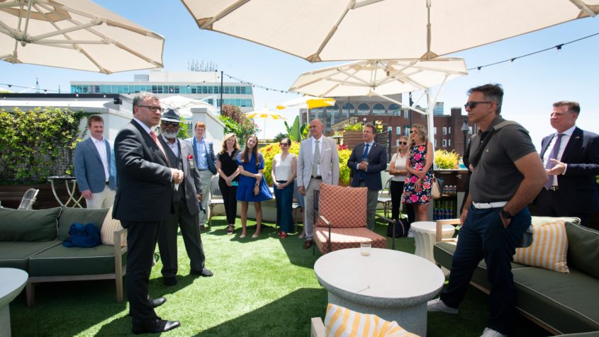 "Einheimische Unternehmen, aber auch bayerische Champions wie Huber SE profitieren von der guten Infrastruktur und dem einzigartigen Flair der Stadt." - Staatsminister Dr. Florian Herrmann.