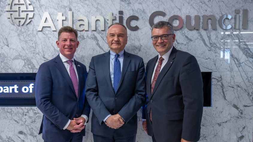 US-Generalkonsul Timothy Liston, der Director and Senior Fellow, Scowcroft Strategy Initiative im Atlantic Council, Dr. Andrew Michta, und Staatsminister Dr. Florian Herrmann (v.l.n.r.) im Atlantic Council in Washington D.C.