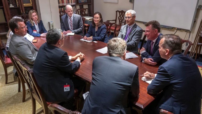 "Die USA blicken traditionell mit einem anderen Selbstverst&auml;ndnis auf die Welt und vertreten ihre nationalen Interessen mit breiter Brust. Was uns eint, sind unsere demokratischen Werte, die in den vielen Konfliktregionen weltweit direkt und indirekt auf dem Spiel stehen. Und die Gewissheit, dass wir nur gemeinsam erfolgreich sein werden, diese Ideale auf Dauer zu bewahren und zu verteidigen." - Staatsminister Dr. Florian Herrmann.