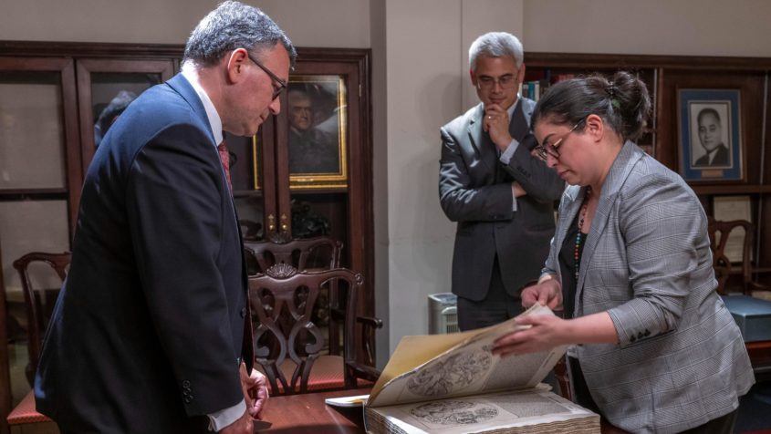 Staatsminister Dr. Florian Herrmann besichtigt im Au&szlig;enministerium ein Exemplar der Schedelschen Weltchronik aus dem 15. Jahrhundert.