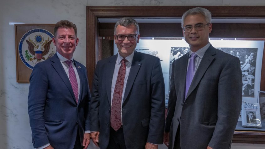 Im US-Au&szlig;enministerium in Washington D.C. (v.l.n.r.): US-Generalkonsul Timothy Liston, Staatsminister Dr. Florian Herrmann und der Western Europe Office Director Rob Lee.