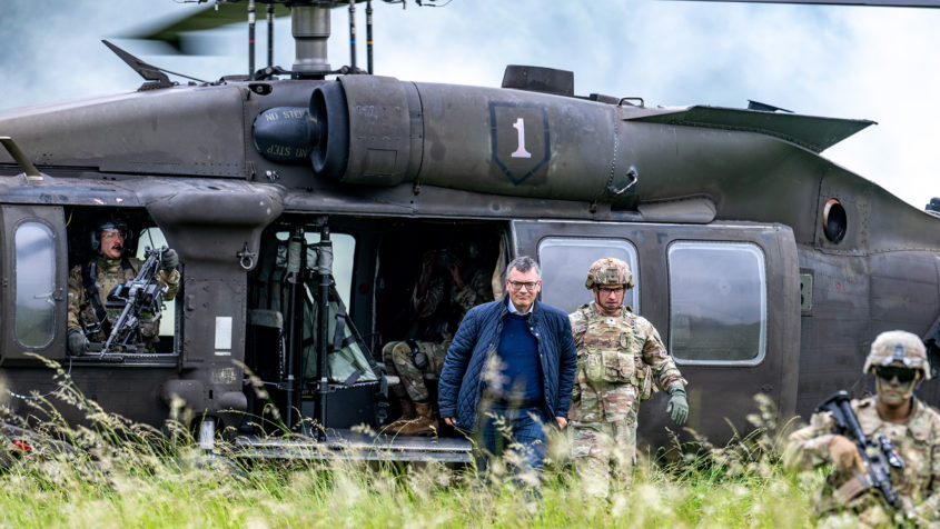 Staatsminister Dr. Florian Herrmann vor einem "Black Hawk" Hubschrauber.