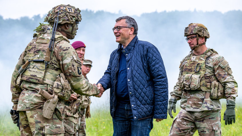 Bei seinem Besuch auf dem US-Truppen&uuml;bungsplatz Hohenfels begr&uuml;&szlig;t Staatsminister Dr. Florian Herrmann die Soldaten.