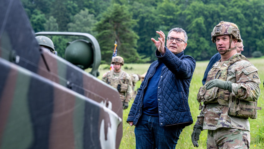 Der Kommandeur des 7th Army Training Command, Brigadegeneral Steven Carpenter (rechts), und Staatsminister Dr. Florian Herrmann (links) w&auml;hrend der Besichtigung von Waffensystemen.