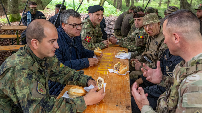 Beim gemeinsamen Essen kommt Staatsminister Dr. Florian Herrmann mit den Soldaten ins Gespr&auml;ch.