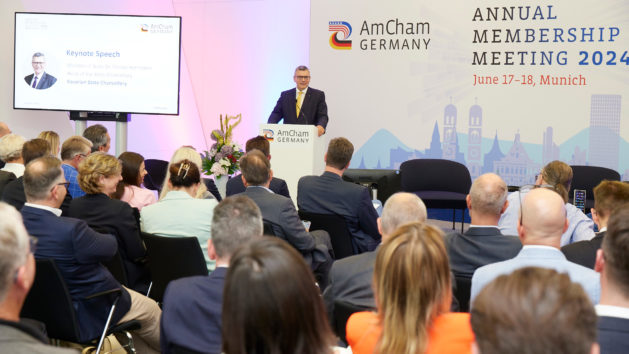 Staatsminister Dr. Florian Herrmann bei der Wirtschaftskonferenz im Rahmen des 120. Annual Membership Meetings & Business Conference der AmCham Germany. © AmCham Germany/Jürgen Altmann