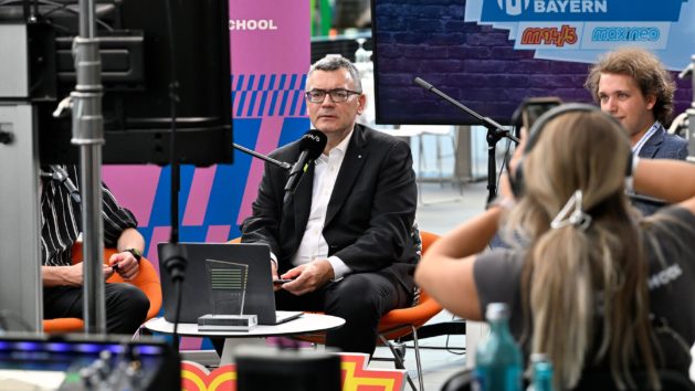 Medienminister Dr. Florian Herrmann zu Gast bei den den Lokalrundfunktagen 2024 in Nürnberg.