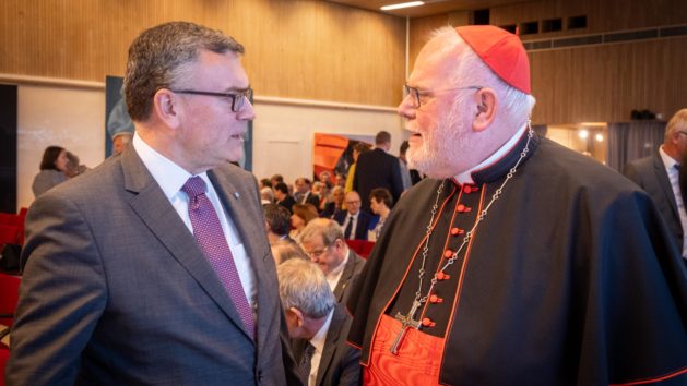 Staatsminister Dr. Florian Herrmann (links) und Kardinal Reinhard Marx (rechts) beim Jahresempfang der Erzdiözese München und Freising.