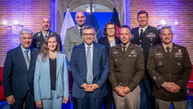 „Fachsymposium 75 Jahre NATO“ (v.l.n.r.): Generalmajor a.D. Barre R. Seguin (Direktor des George C. Marshall European Center for Security Studies), Oberstleutnant Swen Jacob (Kommodore Taktisches Luftgeschwader 74 Neuburg/Donau), Prof. Dr. Gerlinde Groitl (Albert-Ludwigs-Universität Freiburg), Oberst Axel Hardt (Kommandeur der Panzerbrigade 12 "Oberpfalz"), Staatsminister Dr. Florian Herrmann, Andrea Rotter (Hanns-Seidel-Stiftung), Lieutenant General Andrew M. Rohling (Stellvertretender Vorsitzender des NATO-Militärausschusses), Colonel Matthew Neumeyer (Fachbereichsleiter für Strategische Sicherheitsstudien, George C. Marshall European Center for Security Studies) und Brigadier General Steven P. Carpenter (Kommandeur des 7th Army Training Command).