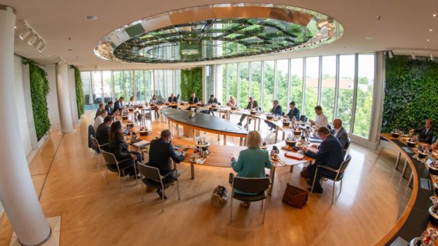 Unter der Leitung von Ministerpräsident Dr. Markus Söder befasst sich das Kabinett in seiner Sitzung am 23. Juli 2024 insbesondere mit arbeits- und wirtschaftspolitischen Themen.