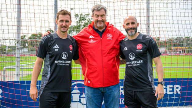Der Cheftrainer des 1. FC Nürnberg, Miroslav Klose, Ministerpräsident Dr. Markus Söder und der Co-Trainer des 1. FC Nürnberg, Javier Pinola (v.l.n.r.).