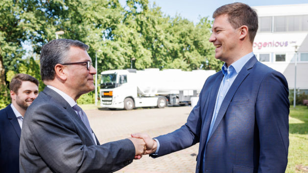 Staatskanzleiminister Dr. Florian Herrmann (links) und der CEO der Hydrogenious LOHC Technologies GmbH, Dr. Daniel Teichmann (rechts). © Hydrogenious LOHC / Daniel Karmann