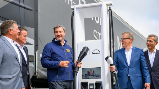 "Die E-Mobilität kommt voran": Verkehrsminister Christian Bernreiter, der Vorstandsvorsitzende der MAN Truck & Bus SE, Alexander Vlaskamp, Ministerpräsident Dr. Markus Söder, der Vorstandsvorsitzende der FC Bayern München AG, Jan-Christian Dreesen, und der stellvertretende Vorstandsvorsitzende und Finanzvorstand der FC Bayern München AG, Dr. Michael Diederich (v.l.n.r.), geben den offiziellen Startschuss zur Errichtung eines elektrischen Ladeparks für Nutzfahrzeuge an der Allianz Arena.