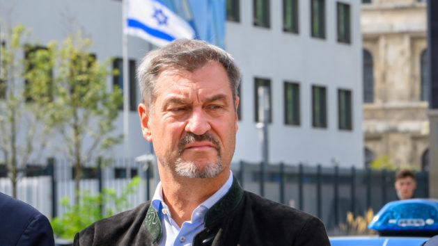 Ministerpräsident Dr. Markus Söder: "Wir erneuern unser Schutzversprechen: Der Schutz jüdischen Lebens und der Schutz von Land und Leuten haben für uns Priorität. Jüdische Einrichtungen werden in Bayern ganz besonders geschützt. Wir werden unsere Freiheit entschlossen verteidigen."