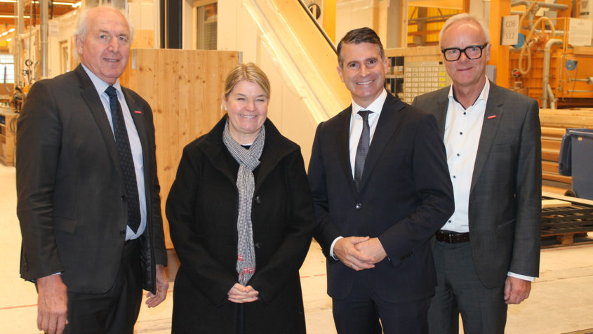 Besuch der Bau-Fritz GmbH & Co. KG in Erkheim (v.l.n.r.): Der Präsident des Bayerischen Handwerkstages, Franz Xaver Peteranderl, die Geschäftsführerin der Bau-Fritz GmbH & Co. KG, Dagmar Fritz-Kramer, Europaminister Eric Beißwenger und der Hauptgeschäftsführer des Bayerischen Handwerkstages, Dr. Frank Hüpers (v.l.n.r.).
